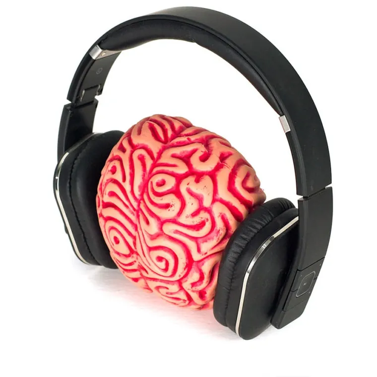 Cerebro con auriculares