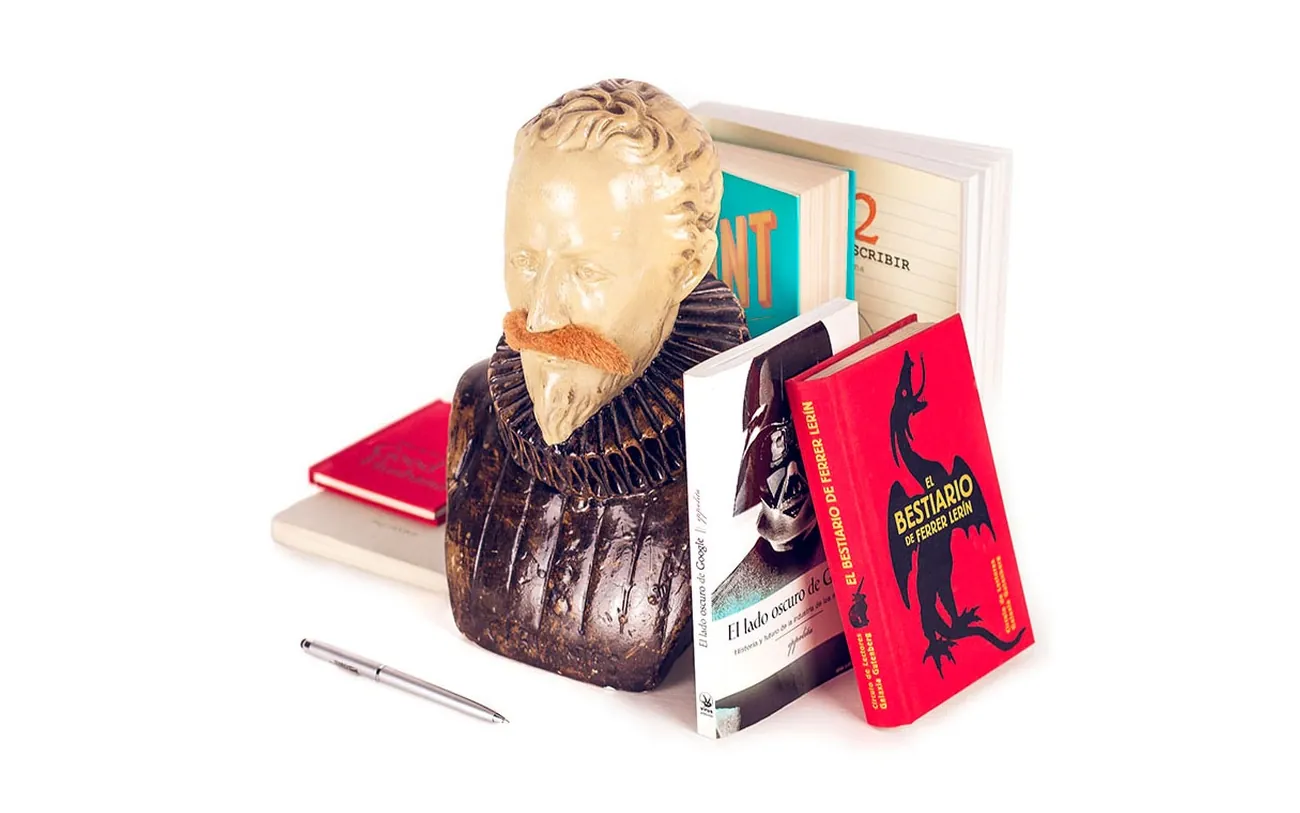 Busto clásico junto a una pila de libros de diseño