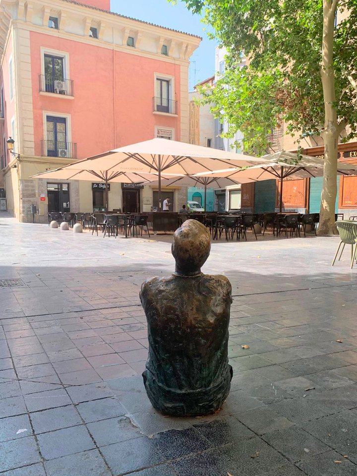 La plaza San Felipe de Zaragoza, donde está nuestra oficina, con la escultura del Ángel de San Felipe en primer plano